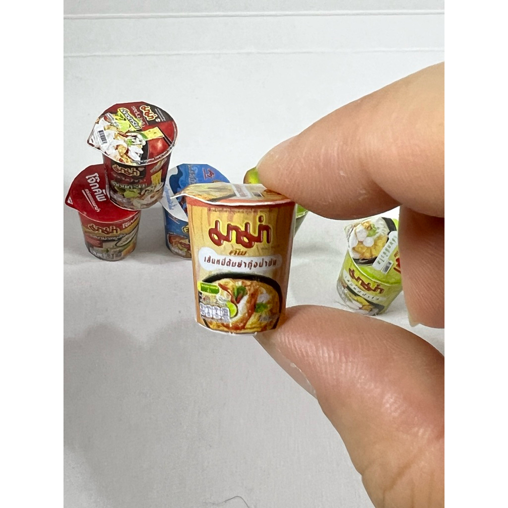 ของจิ๋ว -บะหมี่คัฟจำลอง(ทำจากกระดาษ) เทียบสเกลประมาณ 1:10-1:8 ความสูงประมาณ 1.8cm. 6ชิ้นตามภาพ