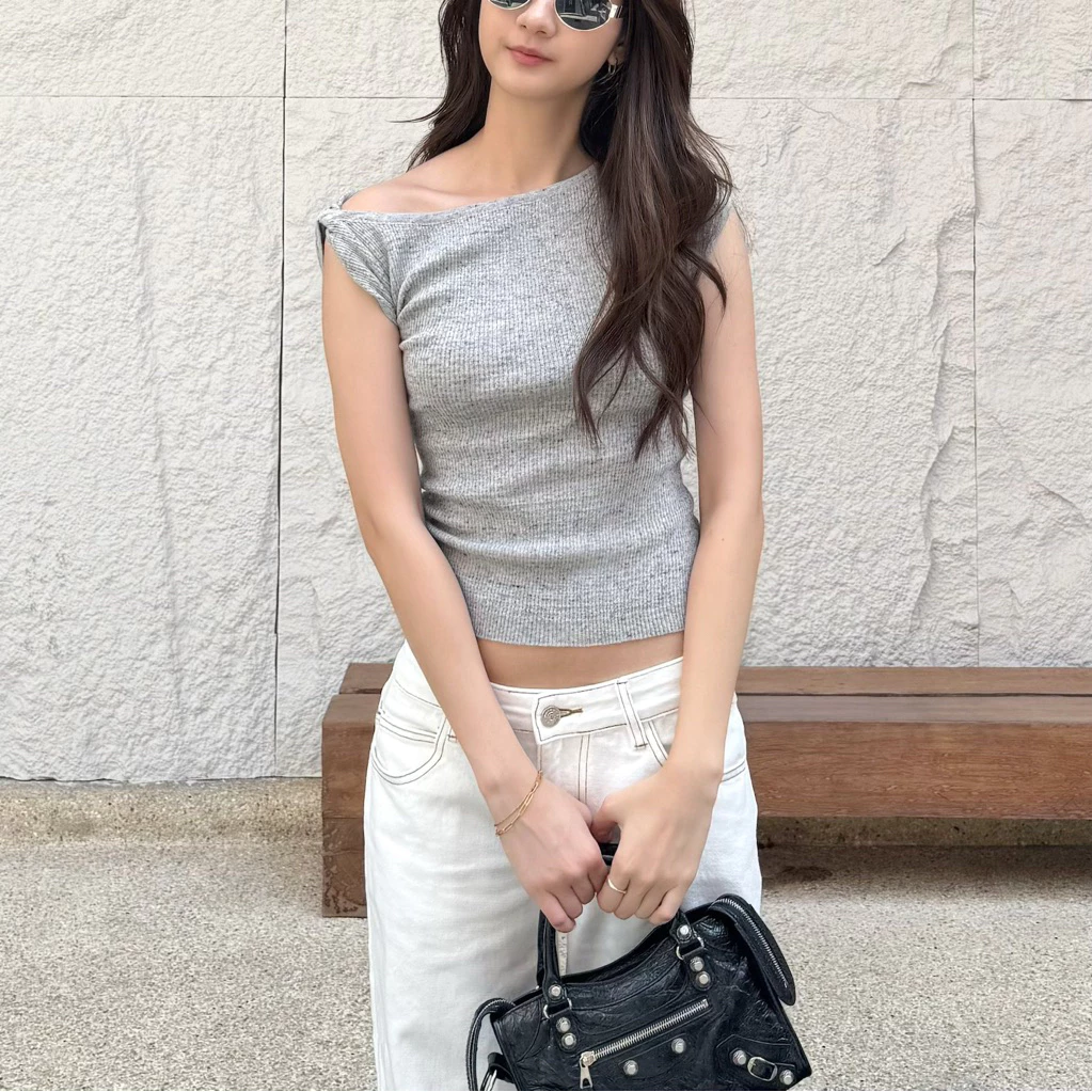 BASICBABE - Caro Twist Top เสื้อปาดไหล่ พร้อมดีเทลม้วนช่วงไหล่