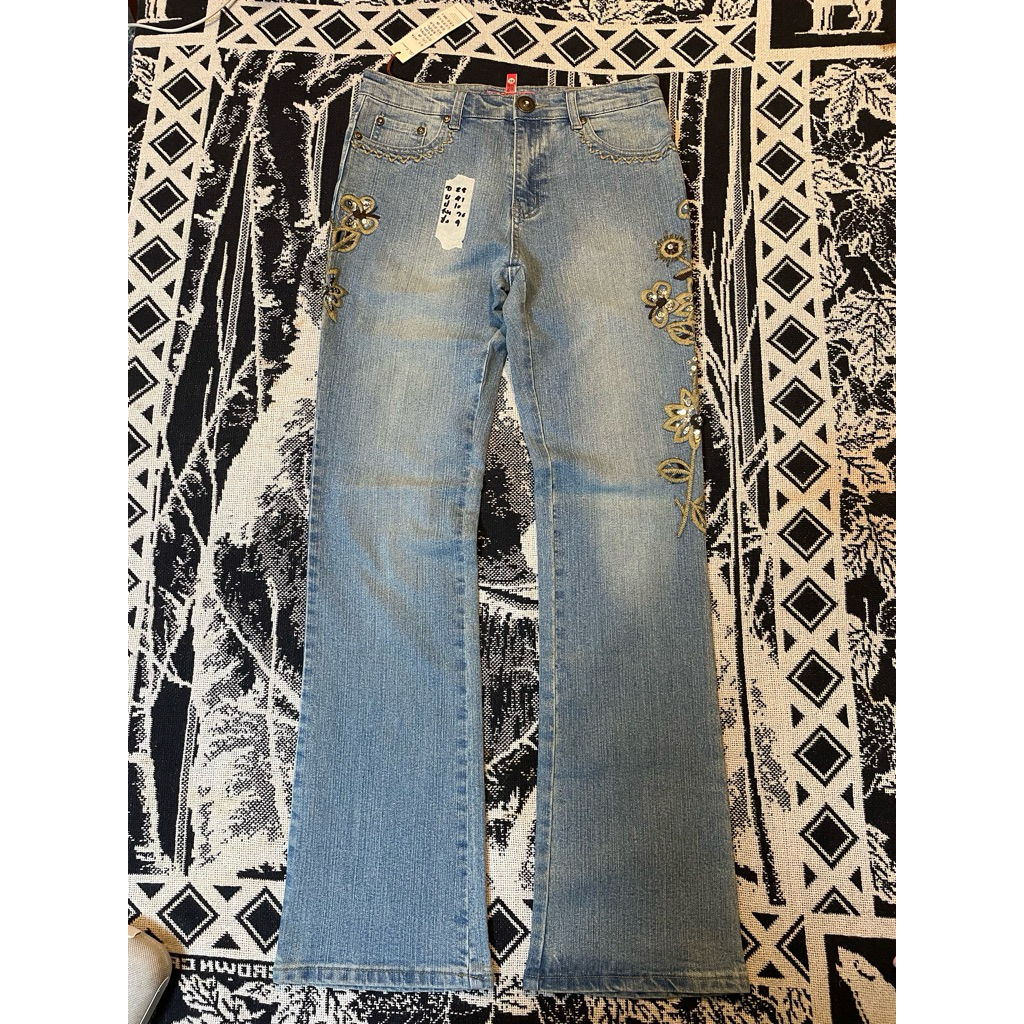 A08 ยีนส์ทรงบูทคัท (Bootcut) งานปักไหมทองผสมเลื่อม ปลายขา 9"