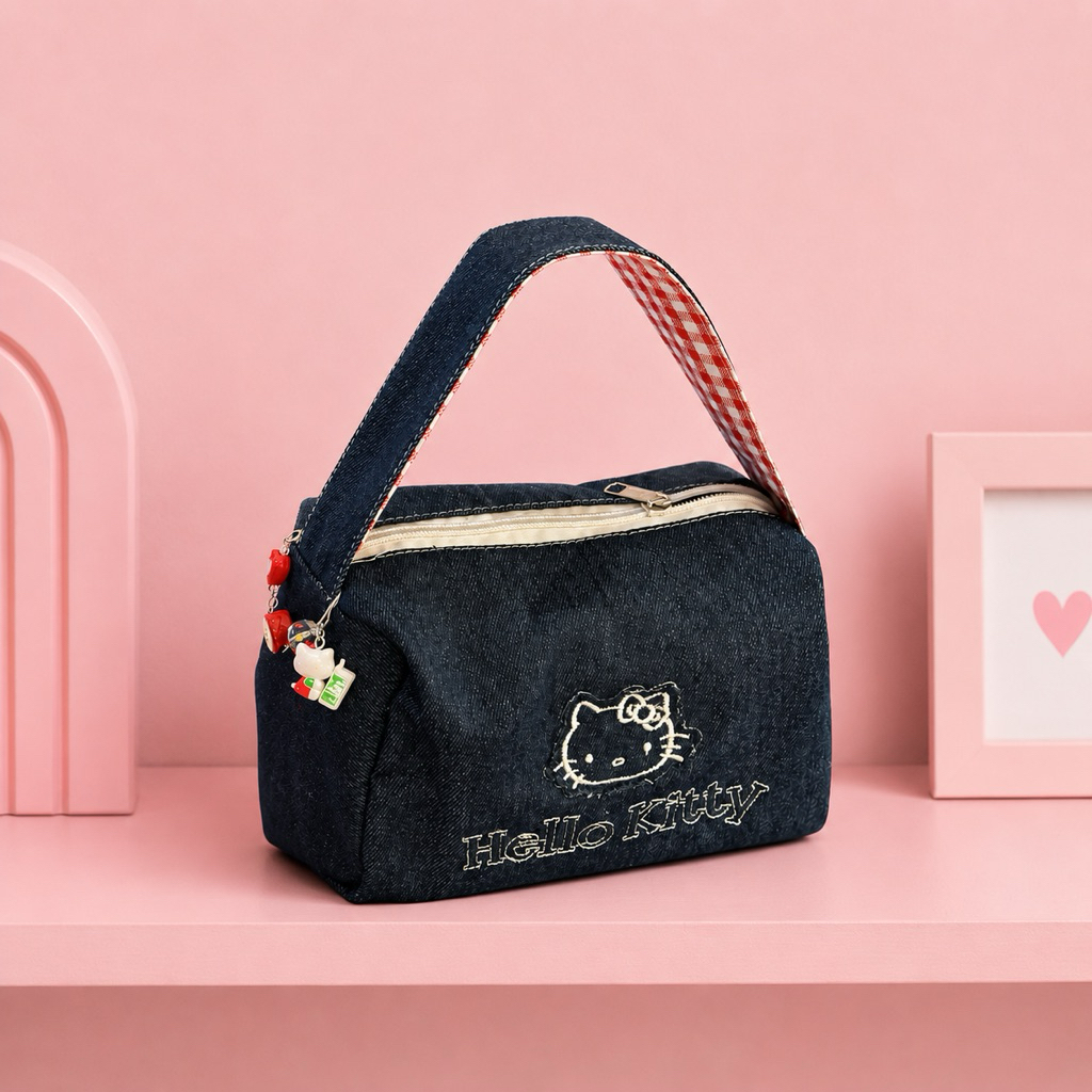 สินค้าพร้อมส่ง กระเป๋าเครื่องสำอางสีเดนิม Hello Kitty มีหูหิ้วน่ารัก ลูกคุณหนู #02