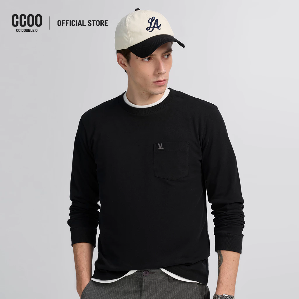 CC DOUBLE O ROUND NECK POCKET TEE ผู้ชาย เสื้อยืดคอกลมแขนยาวแบบมีกระเป๋า รุ่น O26WGMA024 (AW26 #P1)