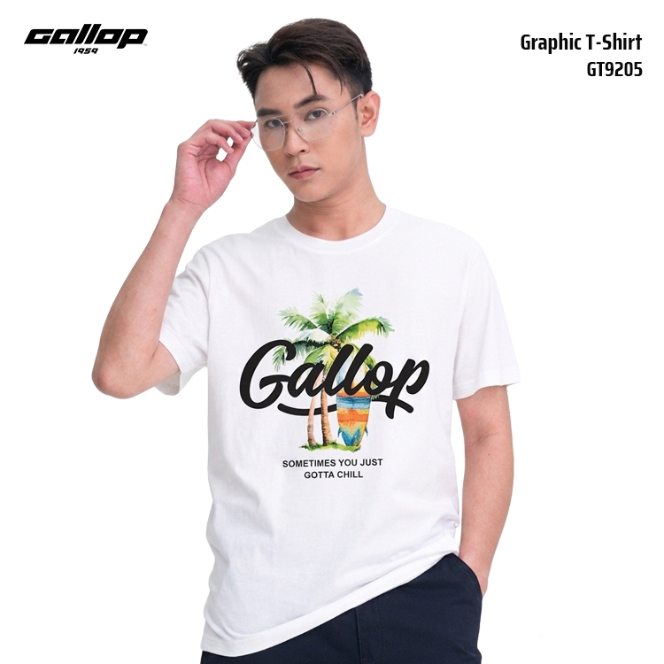 GALLOP Men’s Graphic T-Shirt เสื้อยืดคอกลมลายกราฟิก ทรง Regular Fit (GT9205)