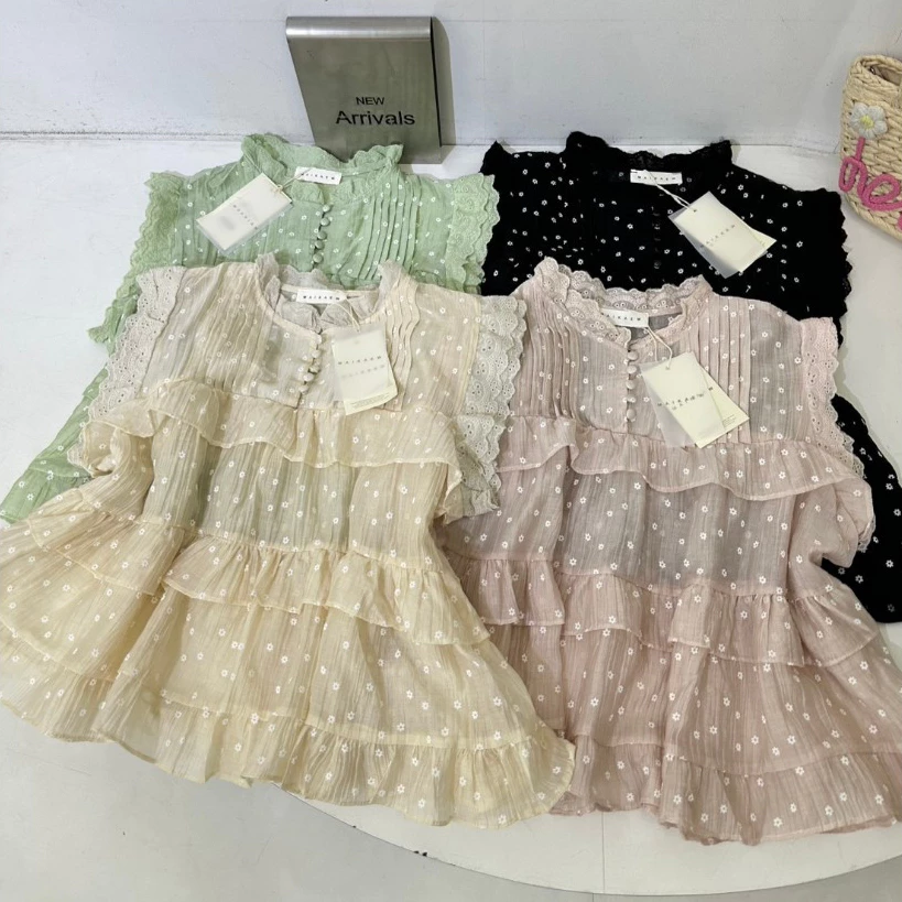 B690 เสื้อระบายชั้นลายดอกจิ๋ว สไตล์หวานละมุน เสื้อทรงปล่อยแต่งระบายหลายชั้น เพิ่มความน่ารักแบบคุณหนูเกาหลี