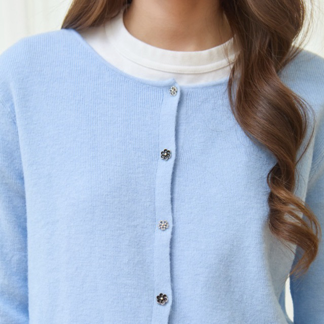 Little Bloomy Cardigan เสื้อคาดิแกน กระดุมดอกไม้ ดีเทลป้ายแบรนด์เงินปลายแขน