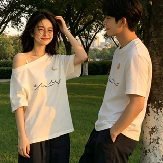 COD-เสื้อคู่รักฤดูร้อน 2026 ดีไซน์มินิมอล เสื้อยืดสีครีมลายพระจันทร์พระอาทิตย์ ผู้หญิงไหล่ลาดสายเดี่ยว ผ้านุ่มระบายอากาศ
