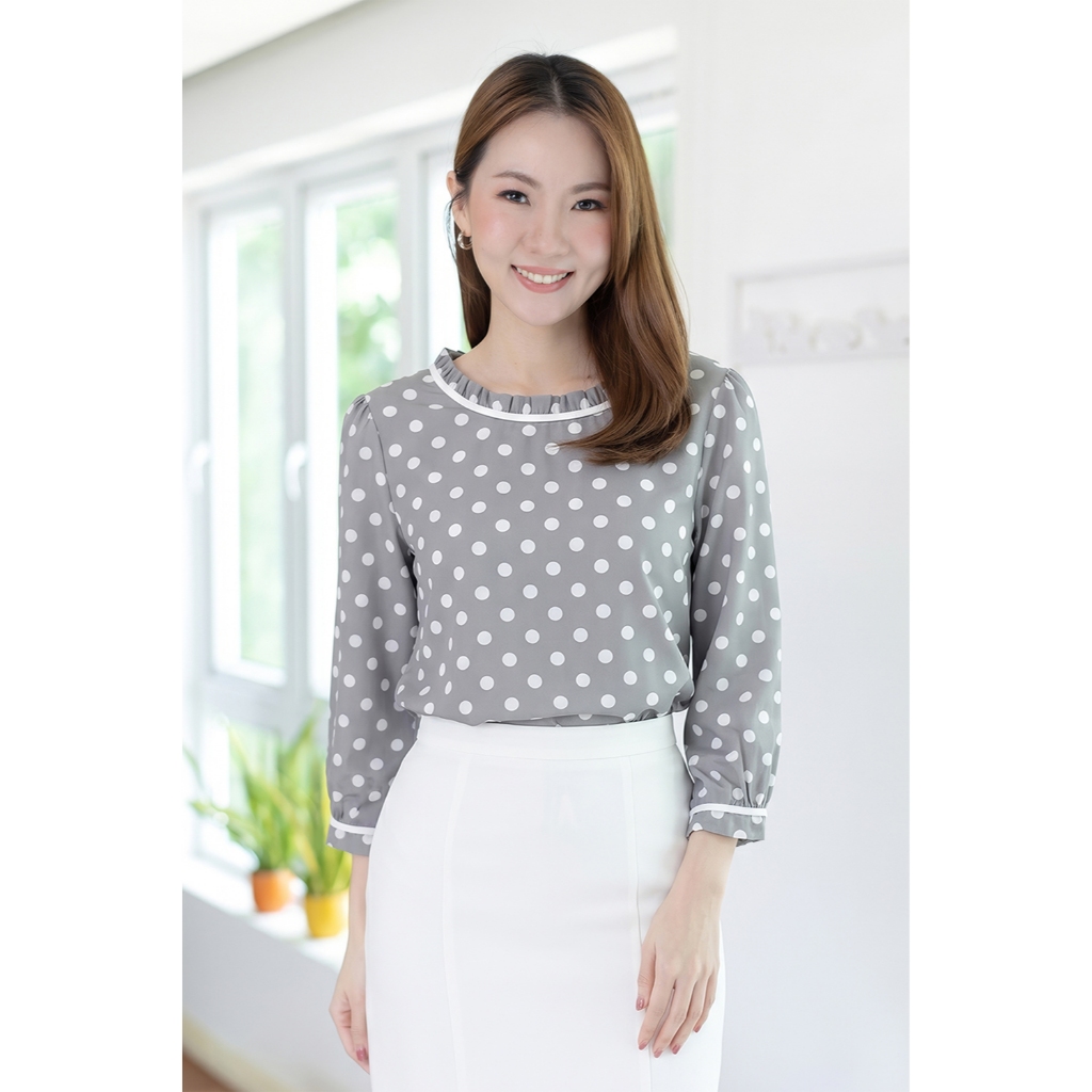 Narinari : MT7861 Ruffle Blouse เสื้อแขนสี่ส่วน ทรงสุภาพ