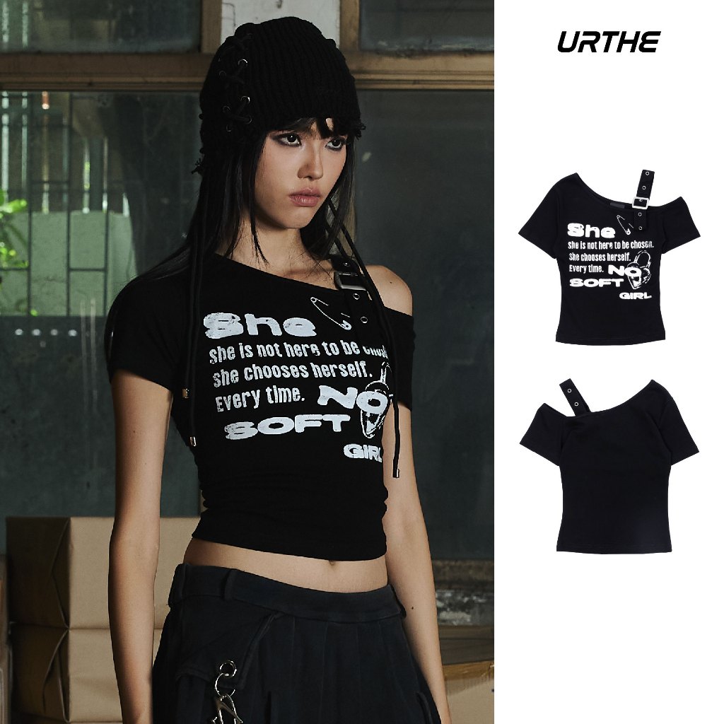 URTHE - เสื้อครอป สายเข็มขัด เปิดไหล่ รุ่น NO SOFT GIRL ASYMMETRIC PUNK TOP - Col. OZDE UNTITLED