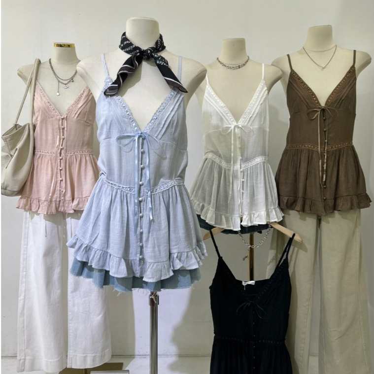M2205 เสื้อสายเดี่ยวทรงเป๊ะ ปังที่สุดในสามโลก แนะนำเลยค่ะสาวๆ เสื้อสายเดี่ยวคอวีแต่งกระดุมหน้า