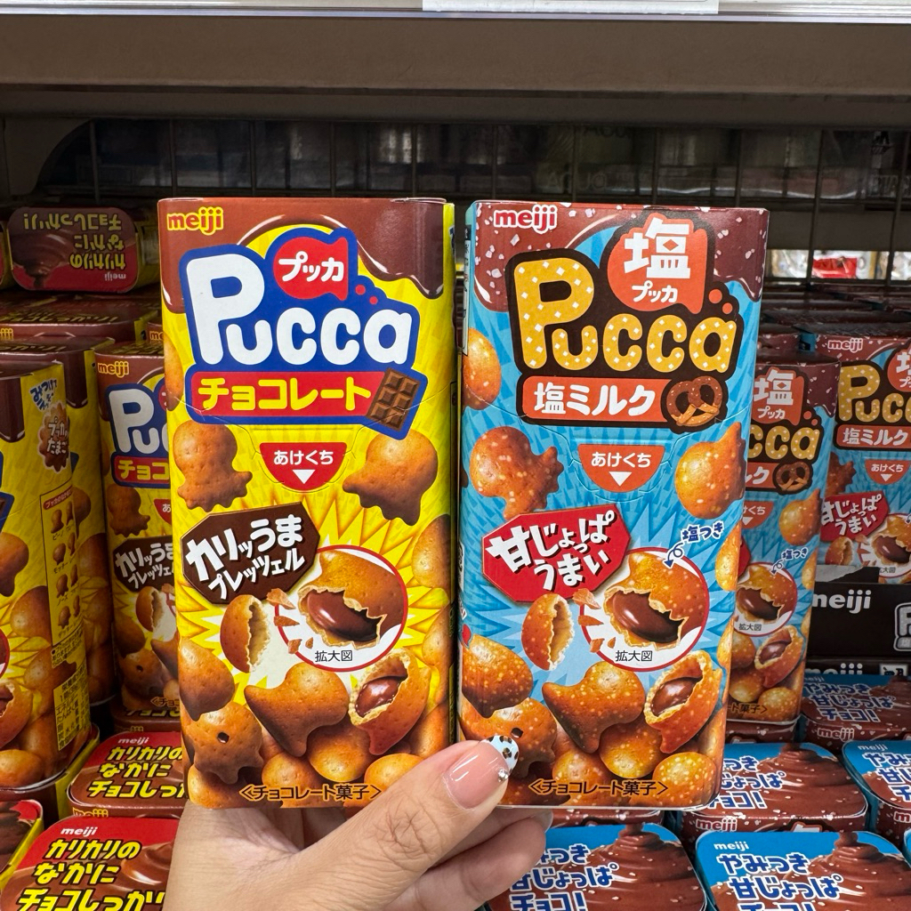 Meiji Pucca รสช็อกโกแลต บิสกิตกรอบเคี้ยวเพลิน สอดไส้ช็อกโกแลตนมเข้มข้น รสชาติหวานมันกลมกล่อม รสคลาสสิกที่กินได้เรื่อย