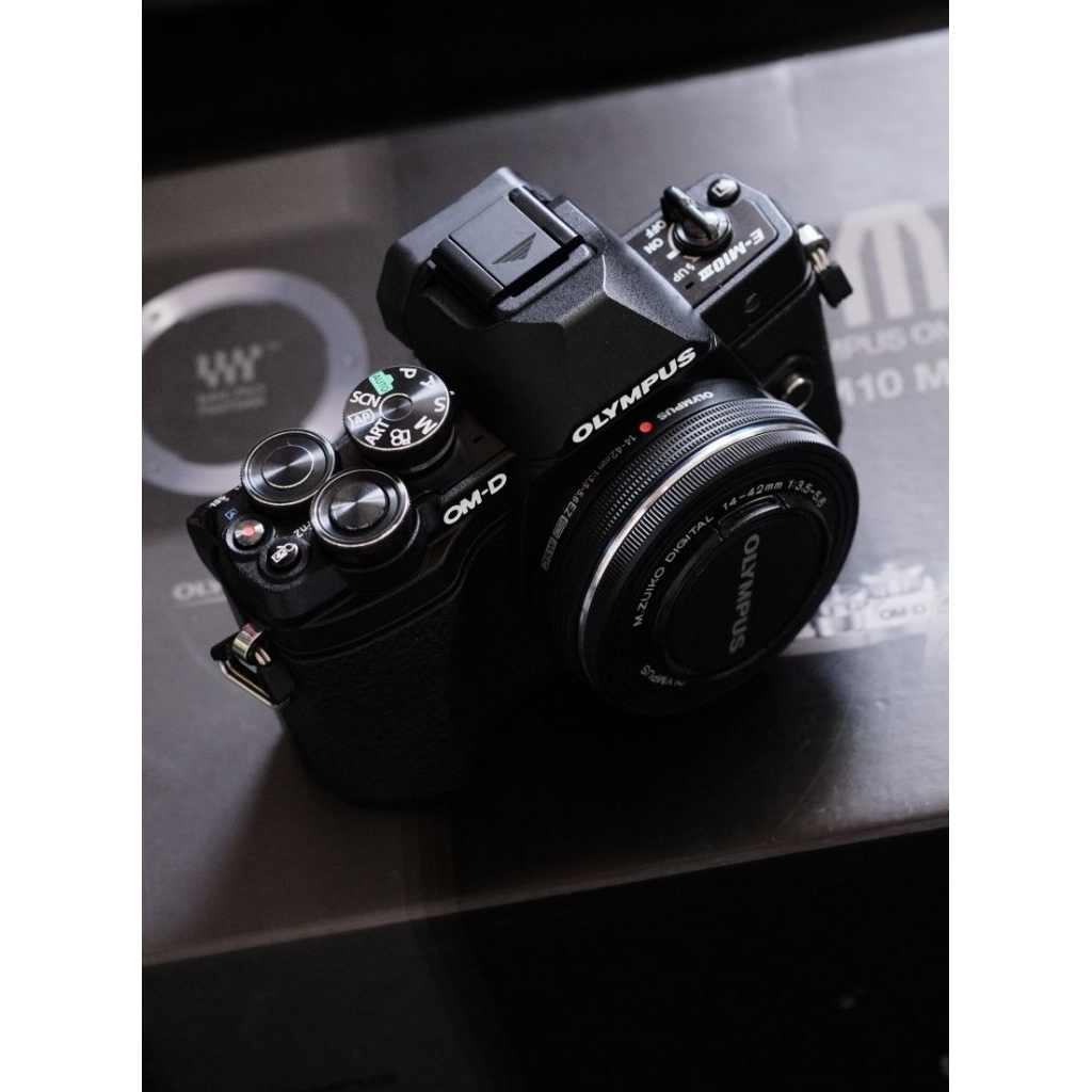 กล่องพร้อมเลนส์  OLYMPUS​ EM-10​ II​I​  ชัตเตอร์8xxx สภาพใหม่