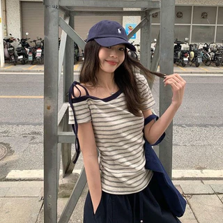 Paula พร้อมส่ง🌴เสื้อแขนสั้นลายริ้ว🌴คอเบี่ยงข้างเดียว มีริบบิ้นผูกสายสะพาย สไตล์สาวหวานเกาหลี แมตช์กางเกงใส่ประจำวัน