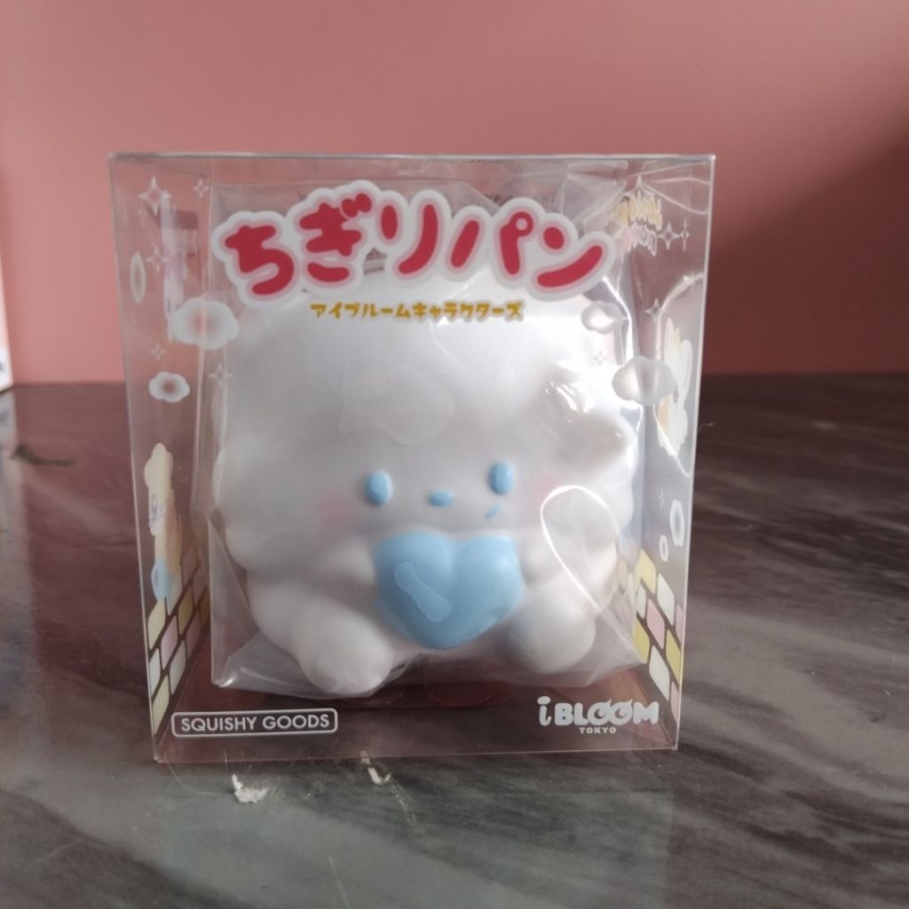 สกุชชี่ iBloom Chigiri Pan Puchi บรรจุอยู่ในกล่องใส.
