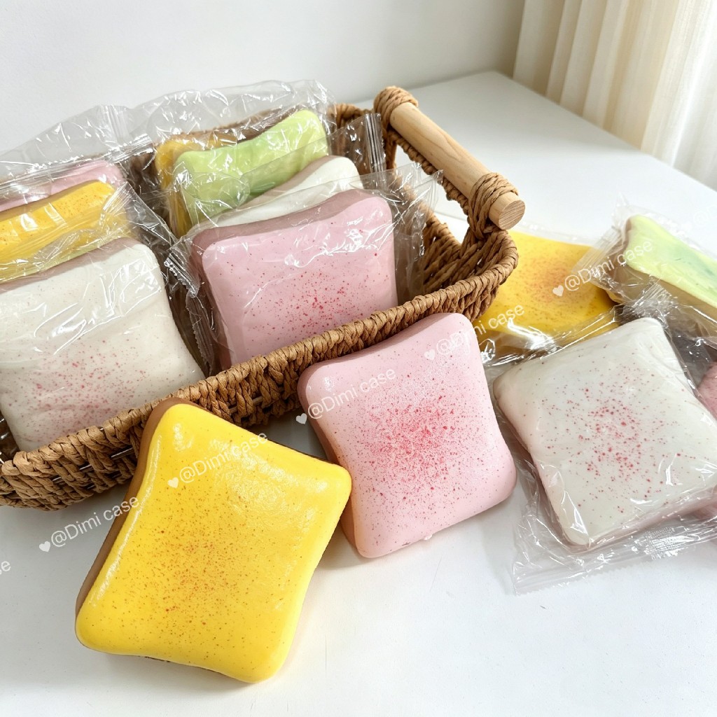 พร้อมส่ง ของเล่น สกุชชี่ ลายขนมปังปิ้ง หอมนุ่ม สโลว์ ของเล่นสำหรับเด็ก บีบเล่นได้