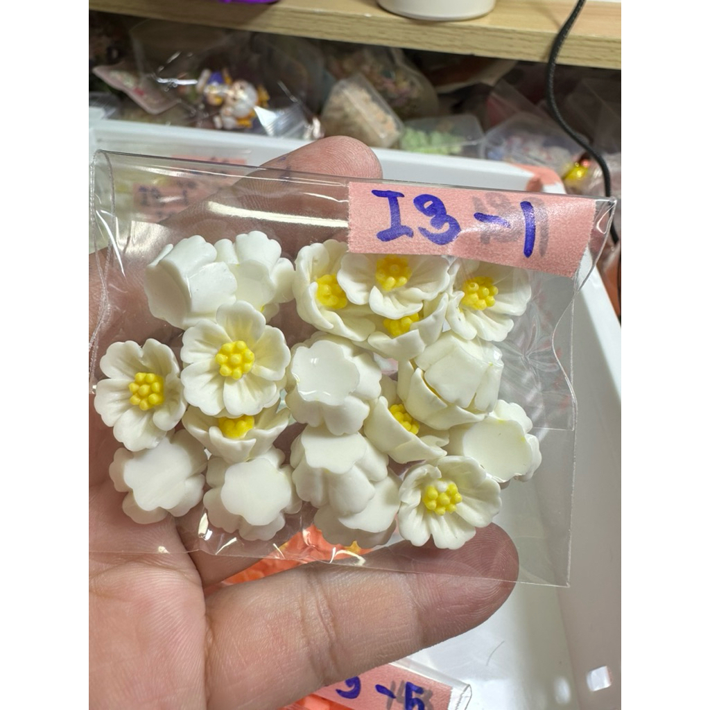 I 3  I1-I100 20ชิ้น เรซิ่นดอกไม้ ดอกเบญจมาศ ตกแต่งยาดม งามdiy พร้อมส่งในไทย