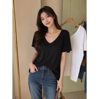 Minimalist Chic: เสื้อยืดดีไซน์ไขว้หลังสุดเรียบง่าย เนื้อผ้าทิ้งตัว
