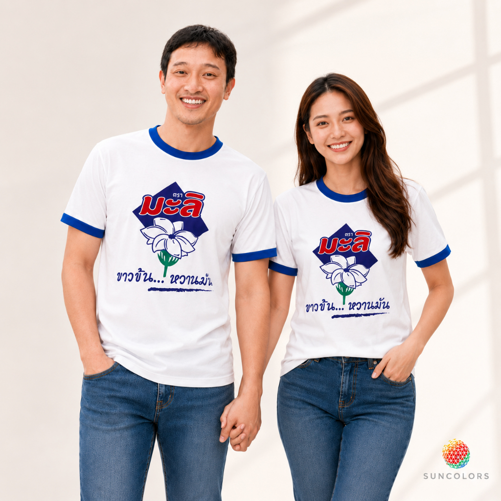 เสื้อยืดคอกลมลายกราฟิกมะลิ สีขาวขอบน้ำเงิน เสื้อกีฬา Unisex ผ้าไมโครโพลีเอสเตอร์ S-2XL Suncolor