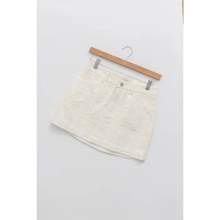 Felt.bkk Fleur Skirt กระโปรงสั้นสีขาวลายฉลุดอกไม้