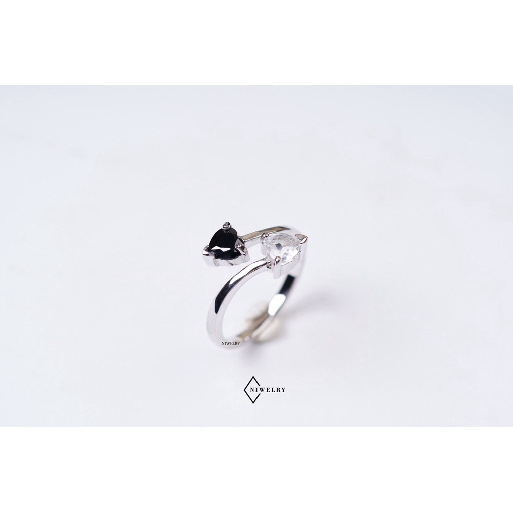แหวนพลอย Black Spinel และ White Topaz แท้ธรรมชาติ เกรด Premium รุ่น Little Heart ตัวเรือนเงินแท้พร้อมใบรับประกัน