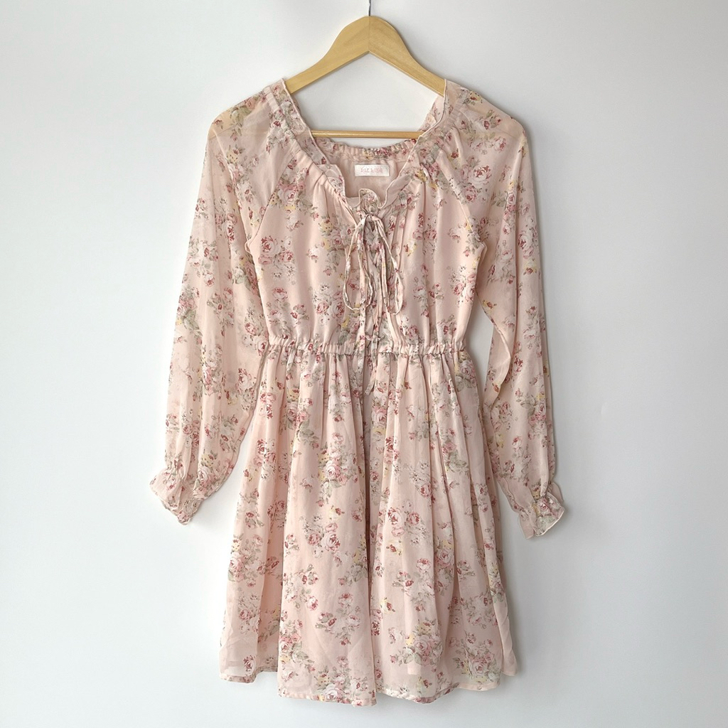 Liz Lisa Chiffon Floral Dress เดรสสั้น ผ้าชีฟอง สม็อคเอวและปลายแขน ผูกโบว์ด้านหน้า ลายดอกไม้ สีชมพู