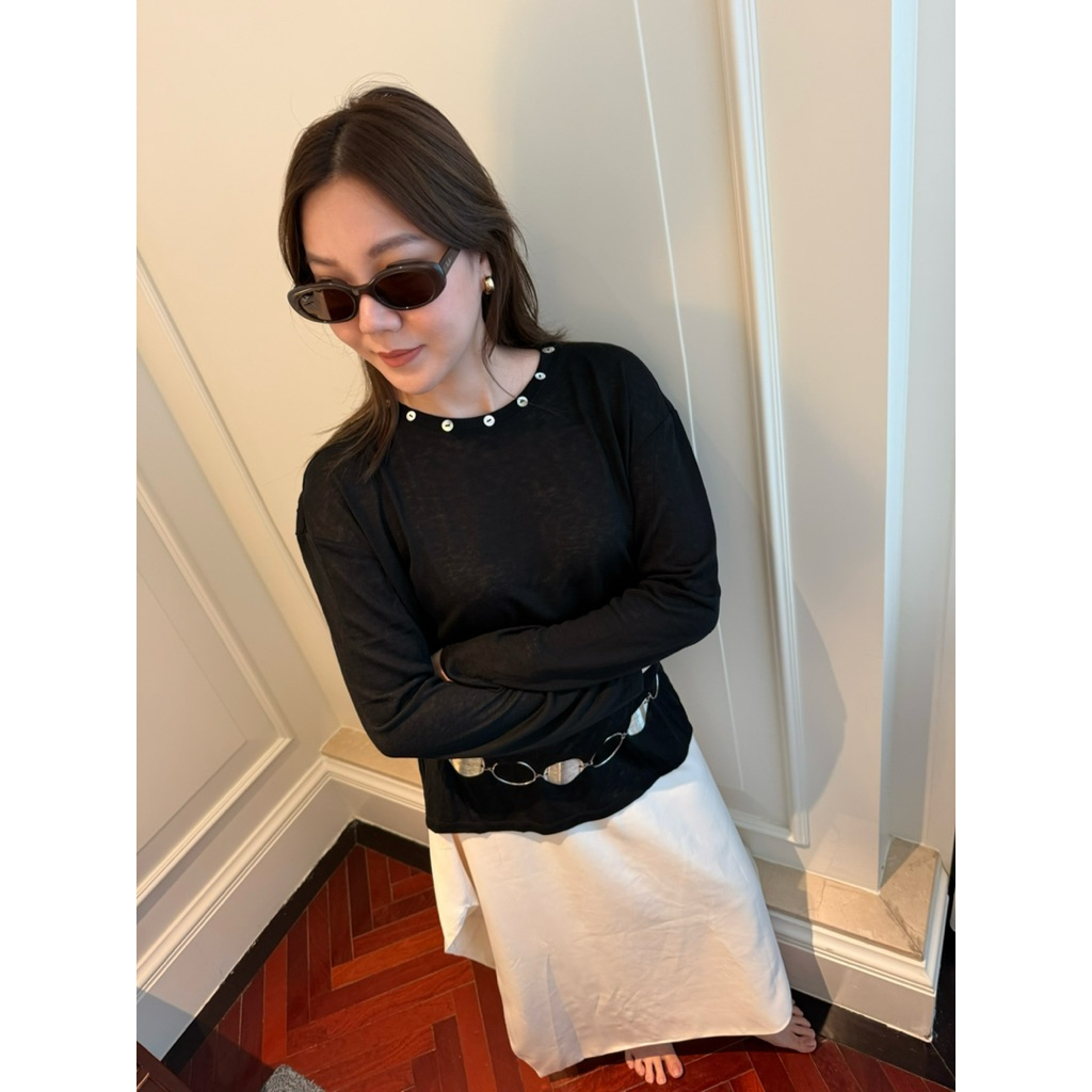 Elinae - Whisper Top - Black เสื้อแขนยาวผ้า Lyocell สีดำ แต่งกระดุมหอยที่คอเสื้อ