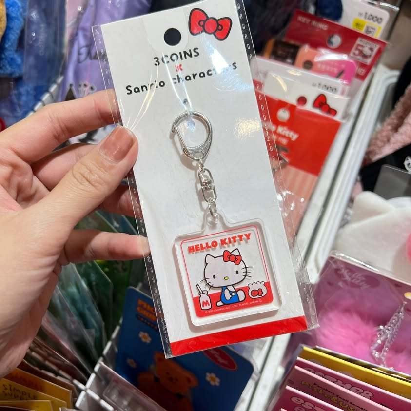 พวงกุญแจอะคริลิก Hello Kitty จากความร่วมมือระหว่าง 3COINS และ Sanrio
