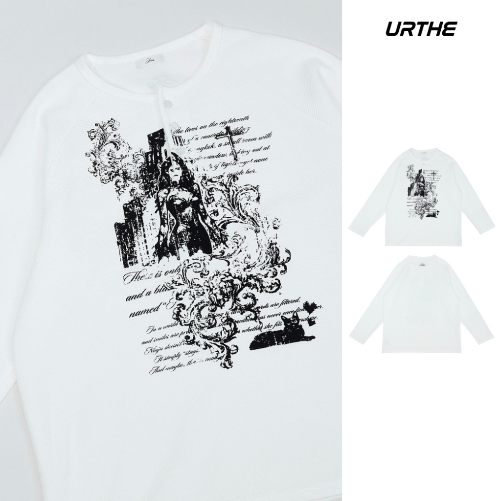 URTHE - เสื้อยืดเเขนยาว พิมพ์ลาย รุ่น ALONE WITH THE CAT HENLEY T-SHIRT - Col. JUIS LILITH