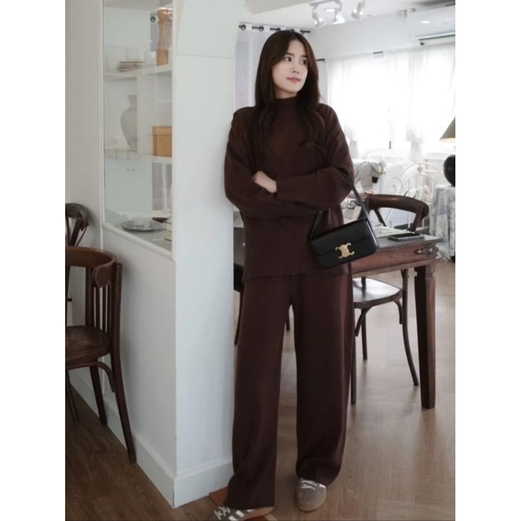 Airport looks : WINTHAUS.CO - MARRON AIRPORT KNIT SET สี Dark Brown Freesize