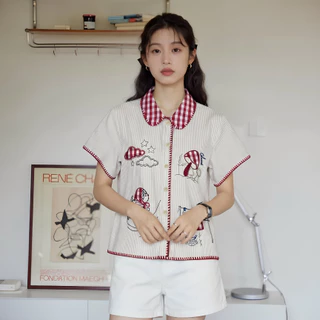 Glucoat | [A799] เสื้อแขนสั้นคอปกลายสก็อตสีแดง ปักลายการ์ตูน กระดุมหน้าใช้งานได้จริง
