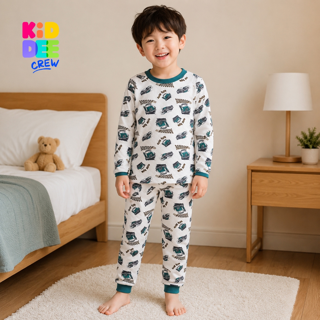 KiddeeCrew ชุดนอนครีมลายรถ กุ้นคอแขนสีเขียว ผ้าแซนวิช เหมาะสำหรับอายุ 1-14 ปี