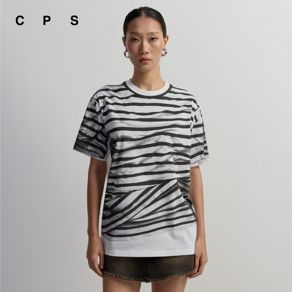 CPS เสื้อยืดทรงหลวมสกรีนลายทาง ผู้หญิง STRIPED GRAPHIC OVERSIZED TEE รุ่น C26PGWA002 (AW26#P1)
