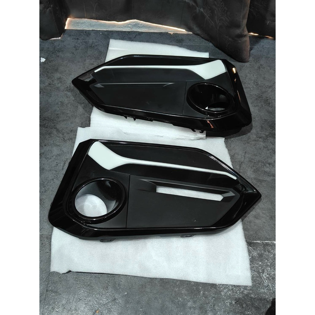 (สินค้ามือสอง) ครอบไฟตัดหมอกหน้า (ซ้าย-ขวา)Honda Civic FK (ปี 2017–2021) ❗️ข้างซ้ายมีชำรุด❗️