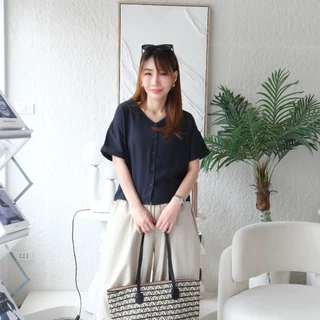 Lawyer Store [ 8211436] เสื้อคอวี แขนพับ กระดุมหน้า ใส่สบาย เนื้อผ้ามีเทกเจอร์ ดีไซน์เจาะสามเหลี่ยมด้านหลัง เสื้อผู้หญิง