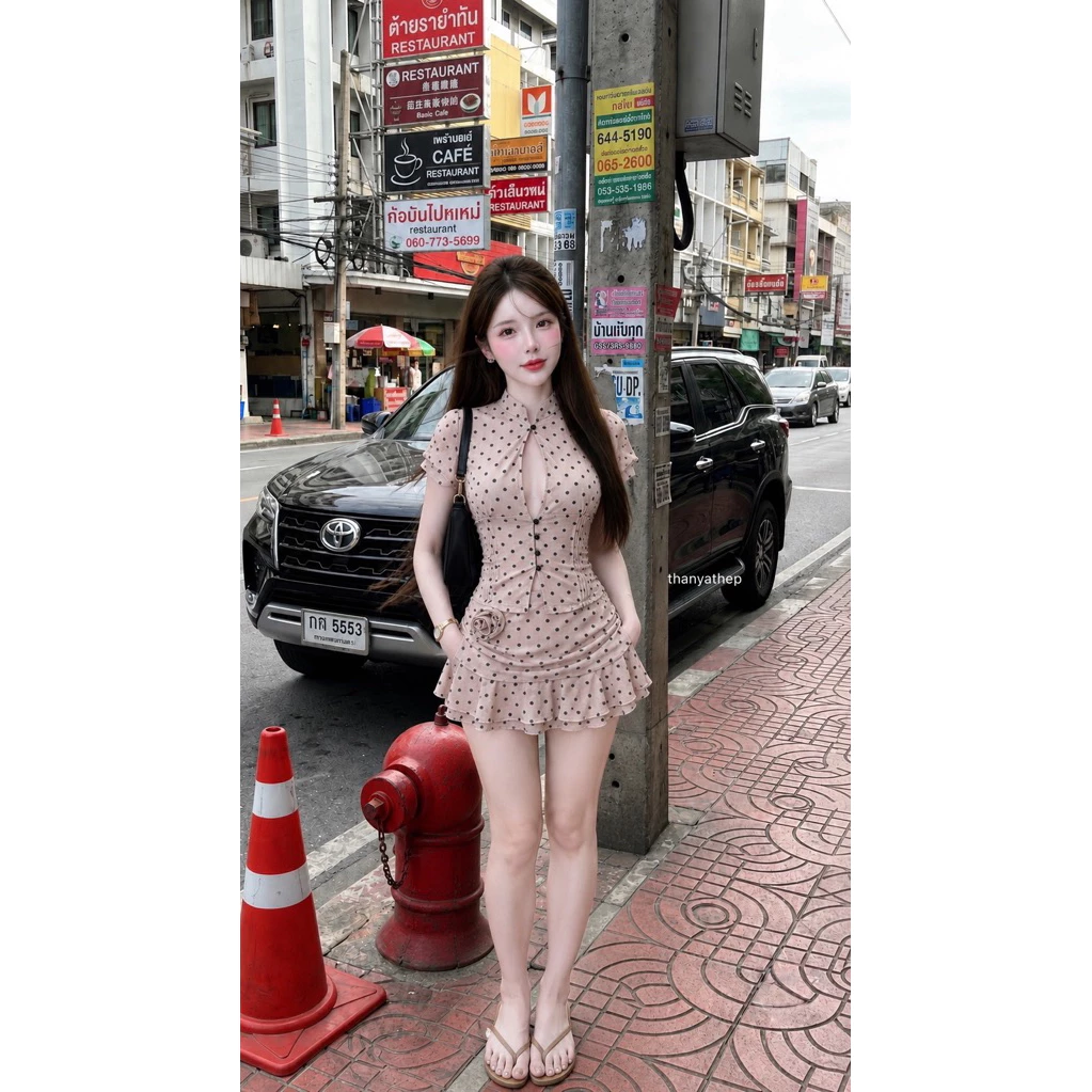 ชุดเซท 2 ชิ้น เสื้อสลาฟพิมลายจุดกระดุมหน้า กระโปรงสั้น สีครีม