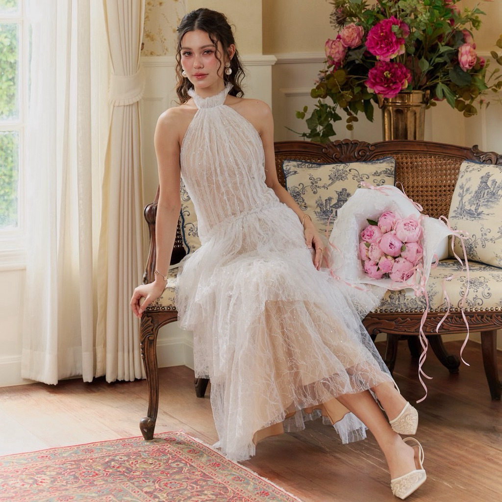 SOLACE – NANA (SL 807) เดรสลูกไม้ยาวดีไซน์เลเยอร์ที่ถ่ายทอดความโรแมนติกและความสง่างามได้อย่างลงตัว