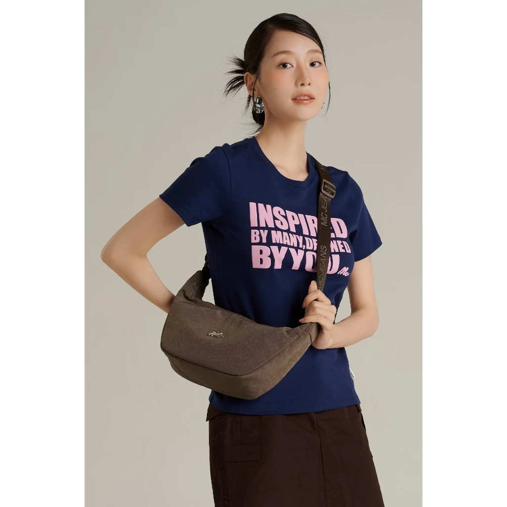 Mc JEANS (แม็คยีนส์) Online Exclusive กระเป๋าสะพายข้าง Unisex กระเป๋าผ้าไนล่อน Crossbody Bag มีให้เลือก 4 สี M02Z142