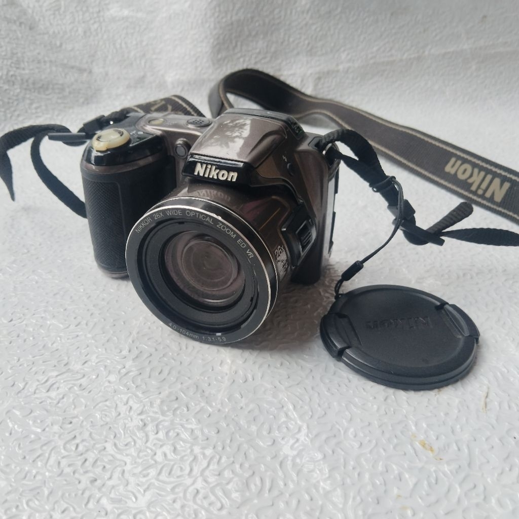 กล้อง Nikon Coolpix L810ใช้งานปกติ​ แฟรชออก จอและ เลนส์มีฝุ่นนิดหน่อย (ตำหนิฝาปิดถ่านหัก ไม่สนิท)