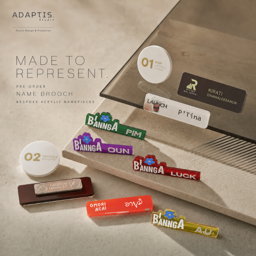 เข็มกลัดป้ายชื่อสั่งทำ อะคริลิคพิมพ์ UV เข็มกลัดติดเสื้อ Name Brooch Made to Order | Adaptis