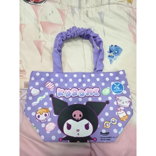 กระเป๋าสุดคิวท์ Sanrio ลิขสิทธิ์แท้ • ​เนื้อผ้า: ผ้าแคนวาสหนาพิเศษ 12 oz อยู่ทรงสวย• ขนาด: 37 x สูง 23 x ฐานกว้าง 15 cm