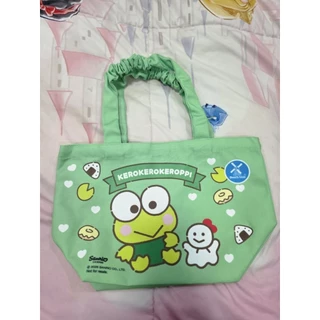 กระเป๋าสุดคิวท์ Sanrio ลิขสิทธิ์แท้ • ​เนื้อผ้า: ผ้าแคนวาสหนาพิเศษ 12 oz อยู่ทรงสวย• ขนาด: 37 x สูง 23 x ฐานกว้าง 15 cm