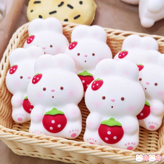 Squishy ของเล่นกระต่ายสตรอว์เบอร์รีที่คืนตัวช้า น่ารักมาก และเหมาะเป็นของขวัญเล็กๆ น้อยๆ สำหรับเด็กๆ