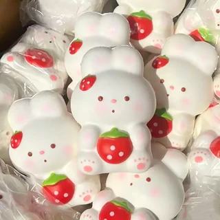 Squishy ของเล่นกระต่ายสตรอว์เบอร์รีที่คืนตัวช้า น่ารักมาก และเหมาะเป็นของขวัญเล็กๆ น้อยๆ สำหรับเด็กๆ
