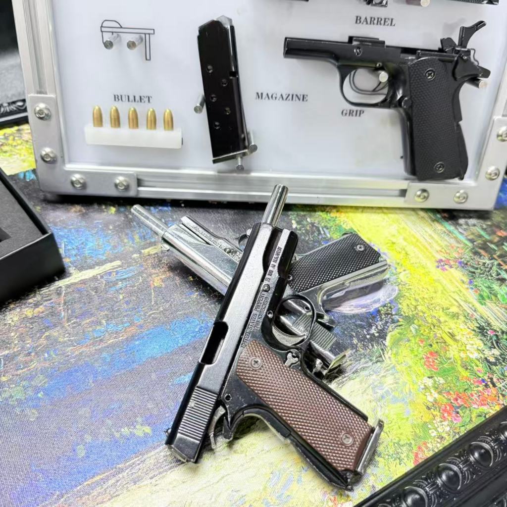 พวงกุญแจราคาประหยัดสไตล์ทหาร โมเดล Colt 1911 ขนาด 1:2.05 ถอดแยกชิ้นได้ ของตกแต่งปลอดภัยสำหรับผู้ชาย