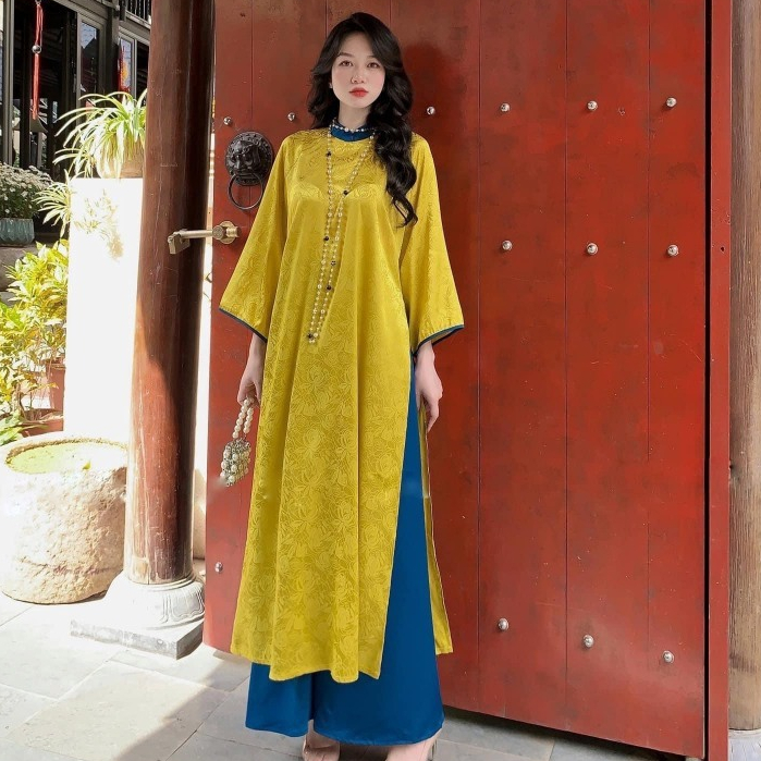 Ao dai ผู้หญิงเวียดนามสมัยใหม่ทําจากผ้าผ้าไหมสําเร็จรูปหลวมโบราณ ao dai สําหรับปาร์ตี้วันหยุดที่สวยงาม