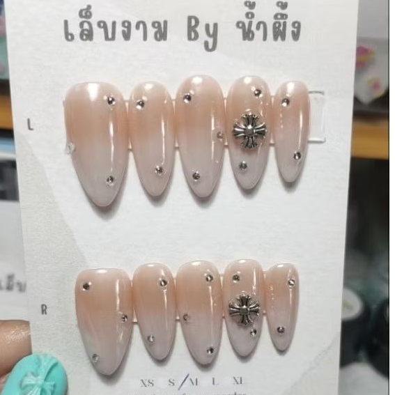 เล็บปลอม สีเจลแท้ chrome heart อะไหล่เงิน พร้อมอุปกรณ์ติด
