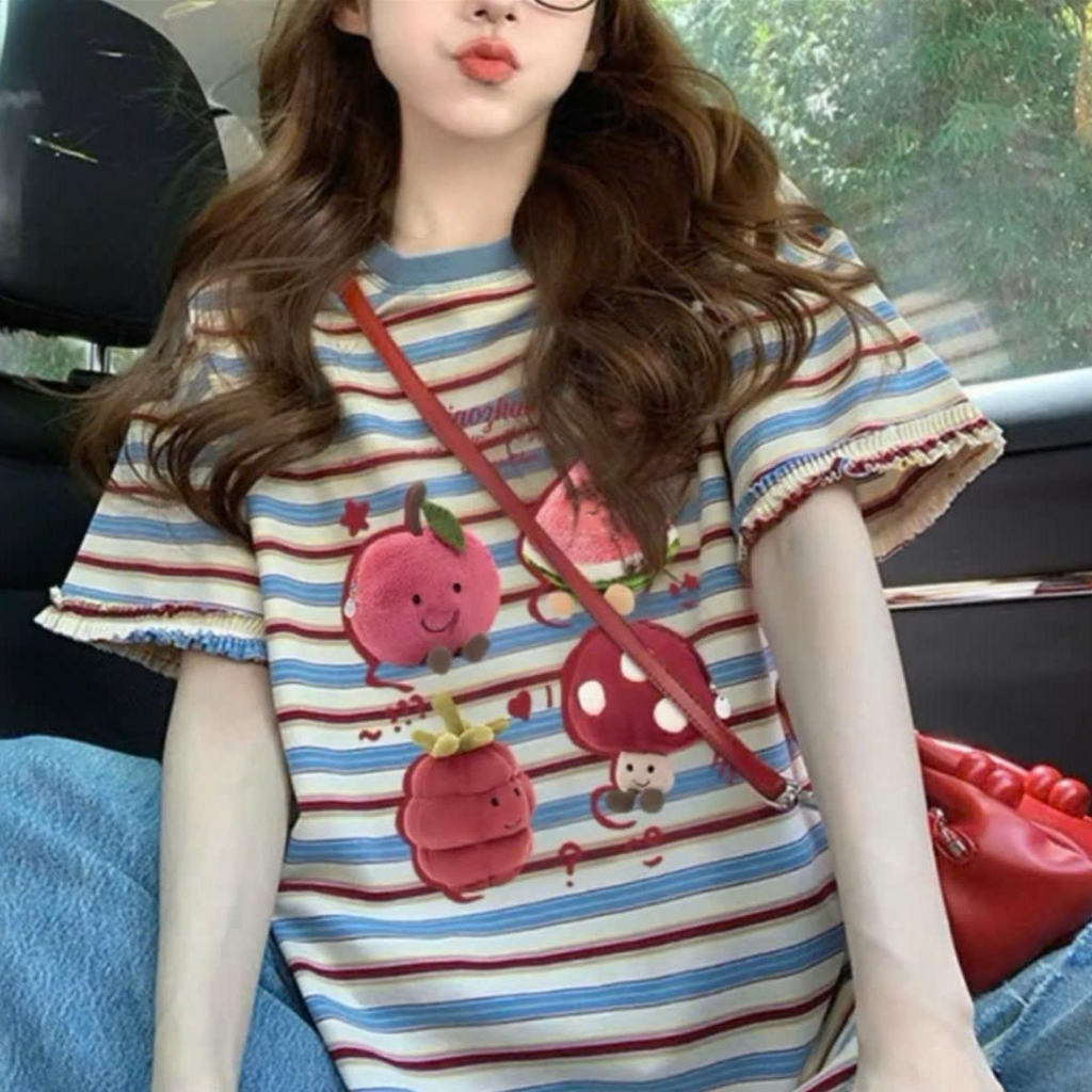เสื้อยืดลายทาง แขนระบายน่ารัก ปักนูนรูปผลไม้และเห็ด ทรงหลวม Oversize ผ้าคอตตอน ใส่สบาย แฟชั่นวัยรุ่นผู้หญิง 2026