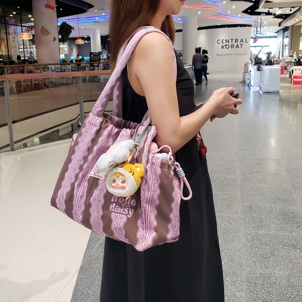 Hello Daisy- กระเป๋าผ้าสายสะพายนุ่มนิ่ม  พื้นน้ำตาลลายลูกไม้ชมพู พร้อมช่องใส่แก้วน้ำ 2 ข้าง