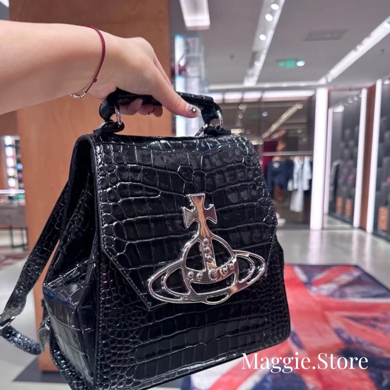 Maggie store👜แท้💯Vivienne Westwood กระเป๋าสะพายหลัง ดาวเสาร์ vivian ลายจระเข้ กระเป๋าาถือ กระเป๋านัก