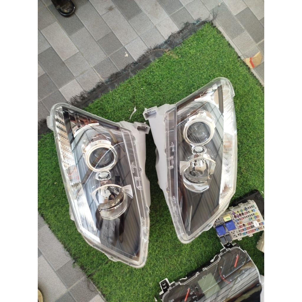ไฟหน้าอิซูซุดีแม็คปี2012 ของแท้ใหม่เก็บข้างล่ะ3900บาท มีซ้าย ขวา
