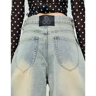 AMUSE BKK - Dusty Stud Jeans กางเกงยีนส์ทรงบอลลูนจีบหน้า ทรงหลวมๆ สีฟอกฟุ้งๆ ดีเทลแต่งหมุดกระเป๋าหลัง