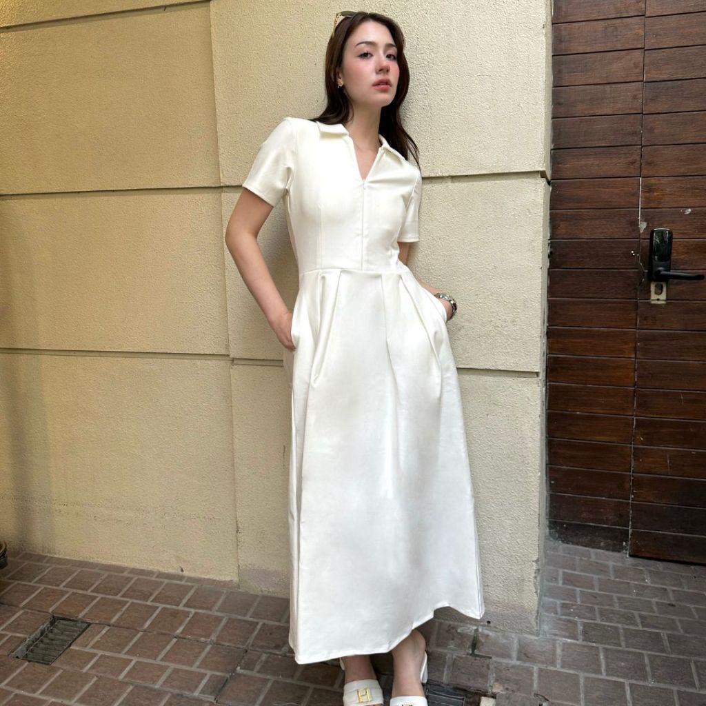 PETCHPLOY -  Tessa เดรสเชิ้ตทรง Tailored โดดเด่นด้วยปกเชิ้ตคลาสสิก แขนสั้นทรงพอดีตัว และกระโปรงทรง A-Line ที่พลิ้วสวย